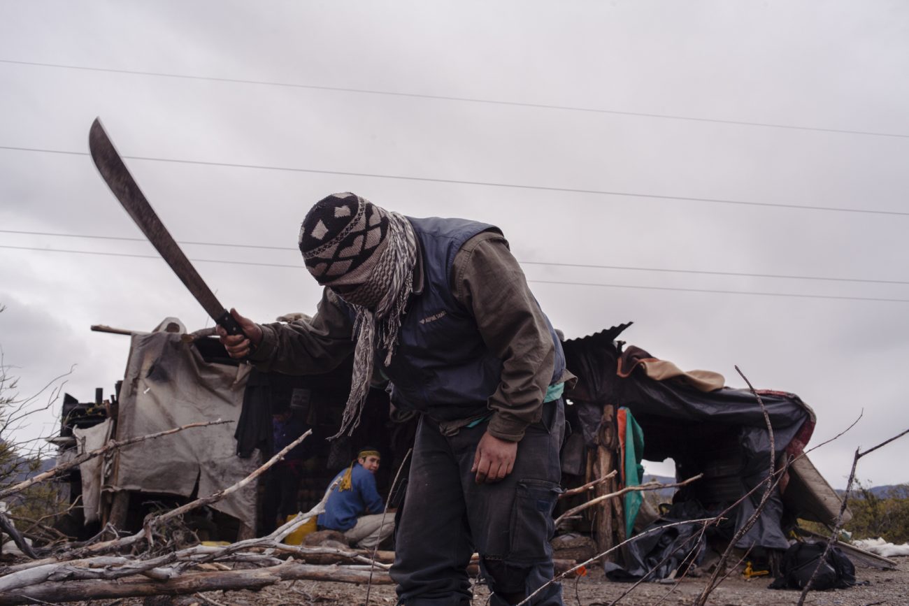 Un mapuche corta leña en la Patagonia (Foto: Pablo Linietsky)