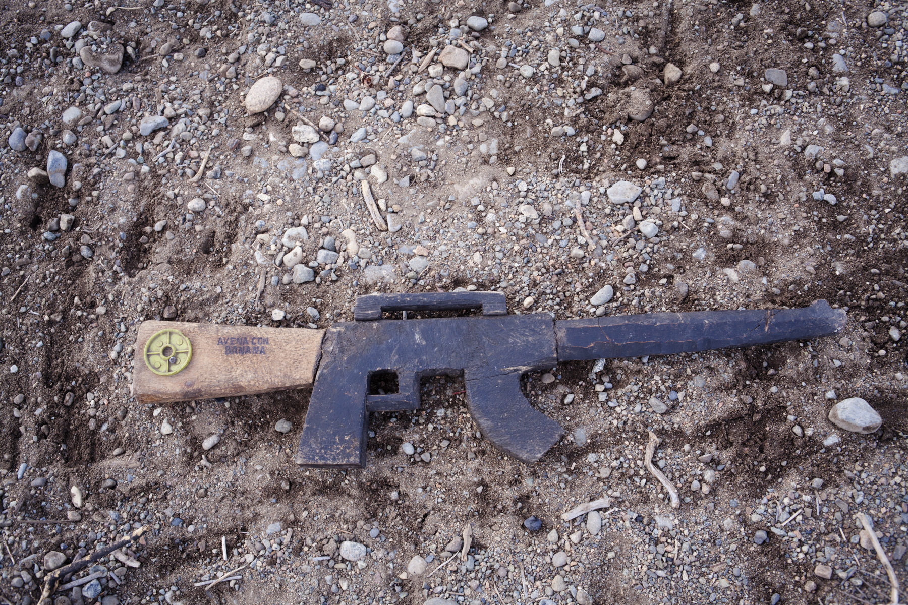 A machine gun made with a wooden box shows its origin: "Oatmeal with Banana". (Pablo Linietsky)
