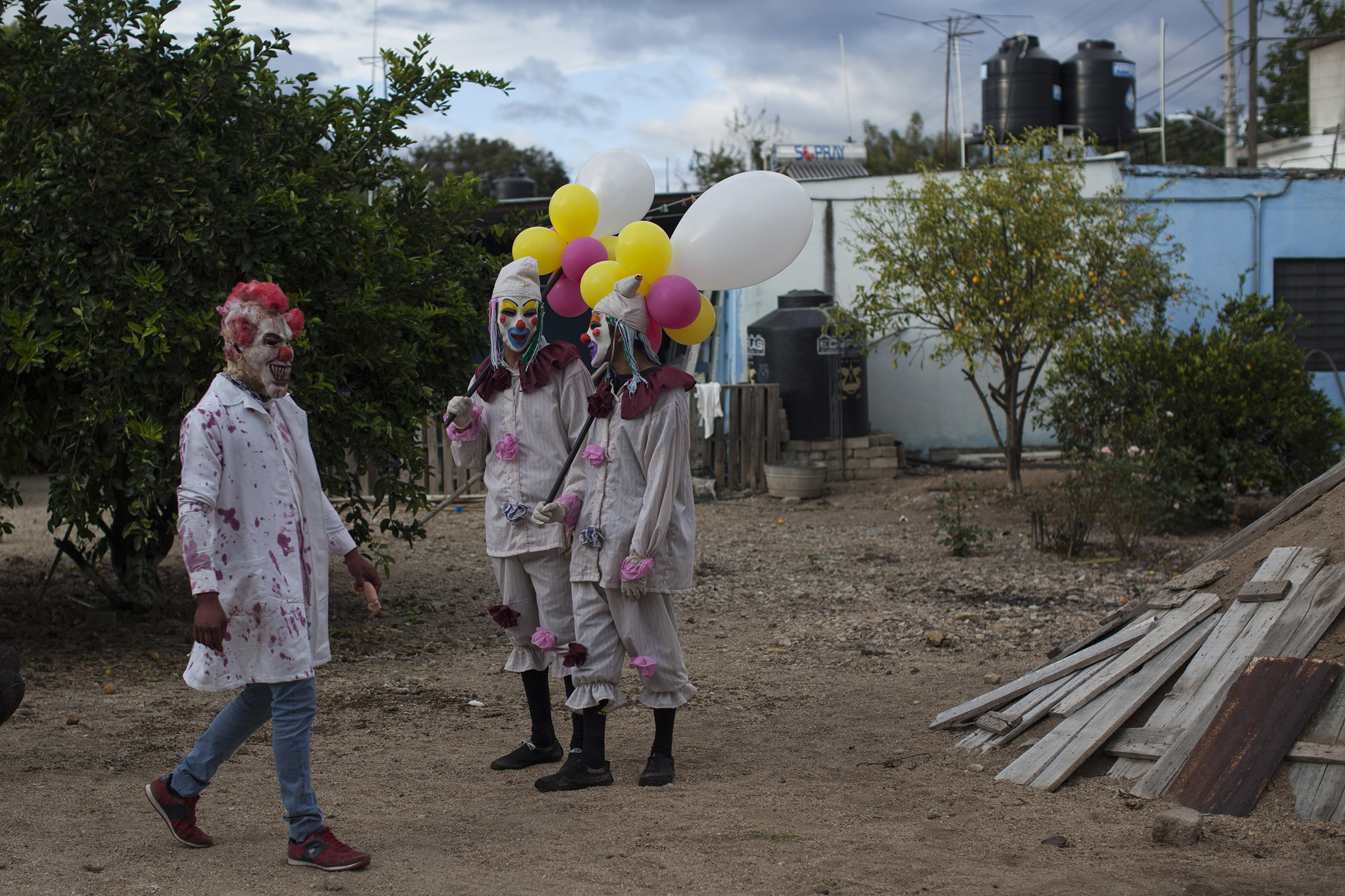 Payasos asesinos en Etla, Oaxaca. Foto: Alejandro Saldívar