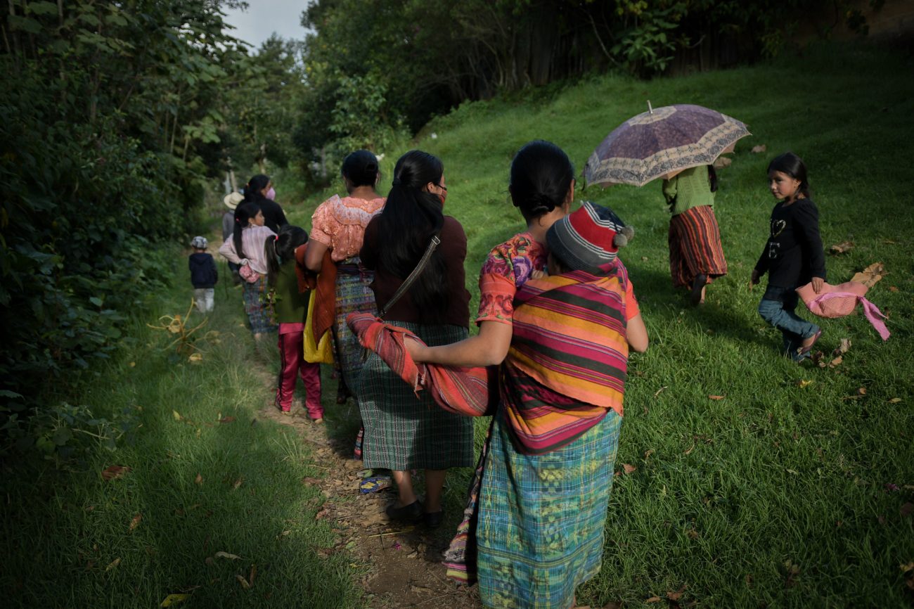 Since 2007, in Quiché –one of the poorest departments in the north region of the country—more than 80,000 people of rural communities and schools located far away from city centers started to enjoy decent conditions in their access to water. This was made possible by the non-government organization Water For People (based in Colorado, United States) which began doing joint work with the local authorities of the community on tens of water-related projects, sanitation and drainage systems. Photo: David Toro/Viatori