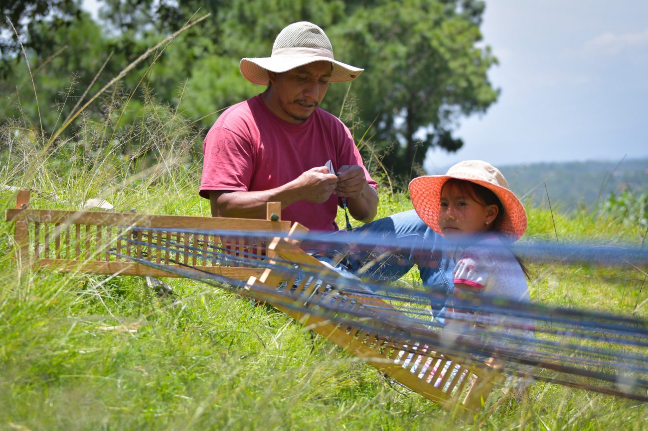 This is Ricardo Pérez and his daughter. He is working on the weaving of 16 huipils. Just two years ago, the primary school of canton Xatinap III –located 10 kilometers away from the urban area of Santa Cruz del Quiché— had neither restrooms nor drinking water to meet the needs of its 100 students, as pointed out by Petronila Urizar, the school director. Water For People donated four bathrooms, and as there was no drainage system, a dry well for treated waters was installed. Photo: David Toro/Viatori