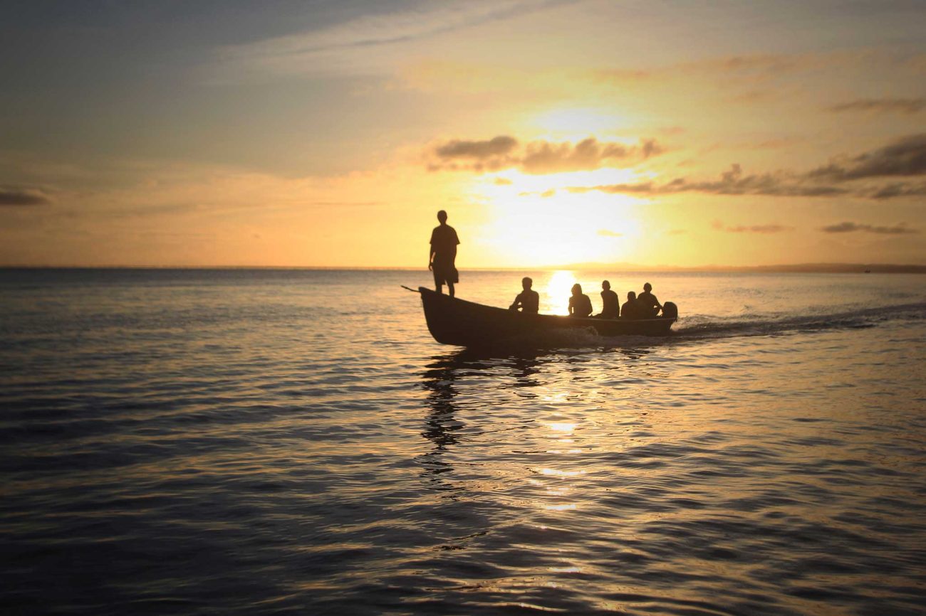 En la Bahía de Amatique, en el Caribe de Guatemala, unos 600 pescadores se dedican a la pesca de la manjúa, una sardina muy importante para el desarrollo biológico marino de la zona. Foto: Jorge Rodríguez