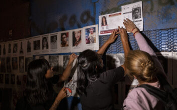 Familiares de desaparecidos colocan fichas de búsqueda en la Glorieta de los desaparecidos, en avenida Reforma. Foto: Alejandro Saldívar